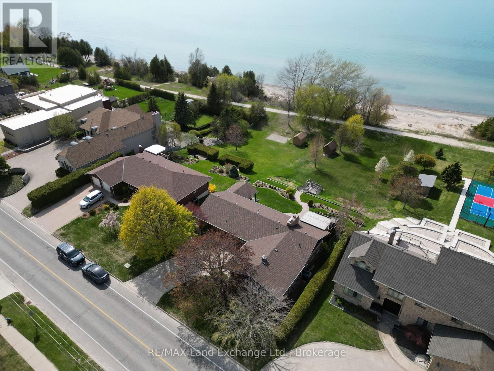 422 PENETANGORE ROW Image 5