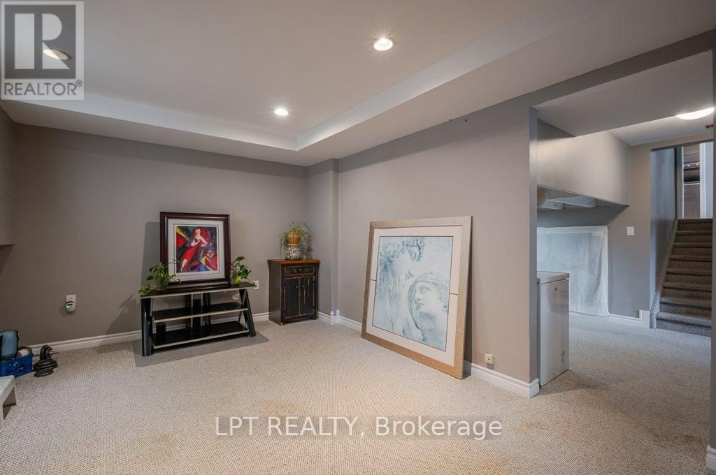 304 SUNRISE CRESCENT Image 32