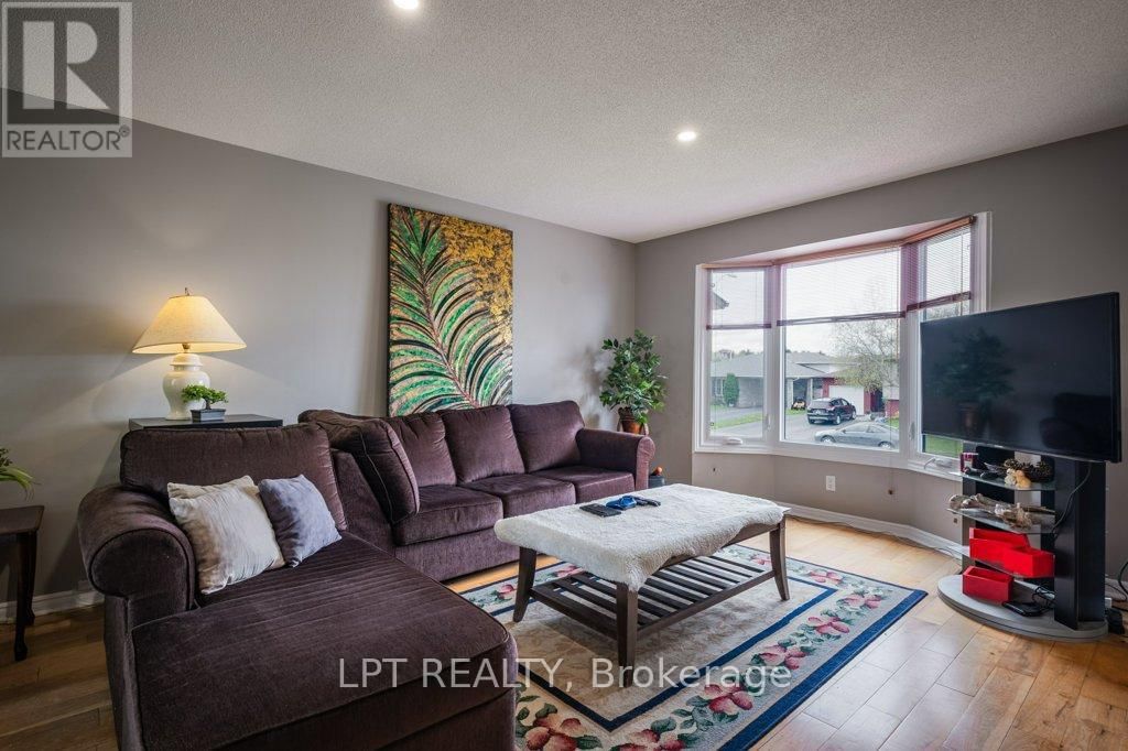 304 SUNRISE CRESCENT Image 7