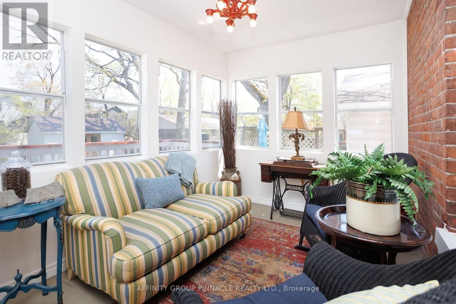 42 OAK STREET Image 26