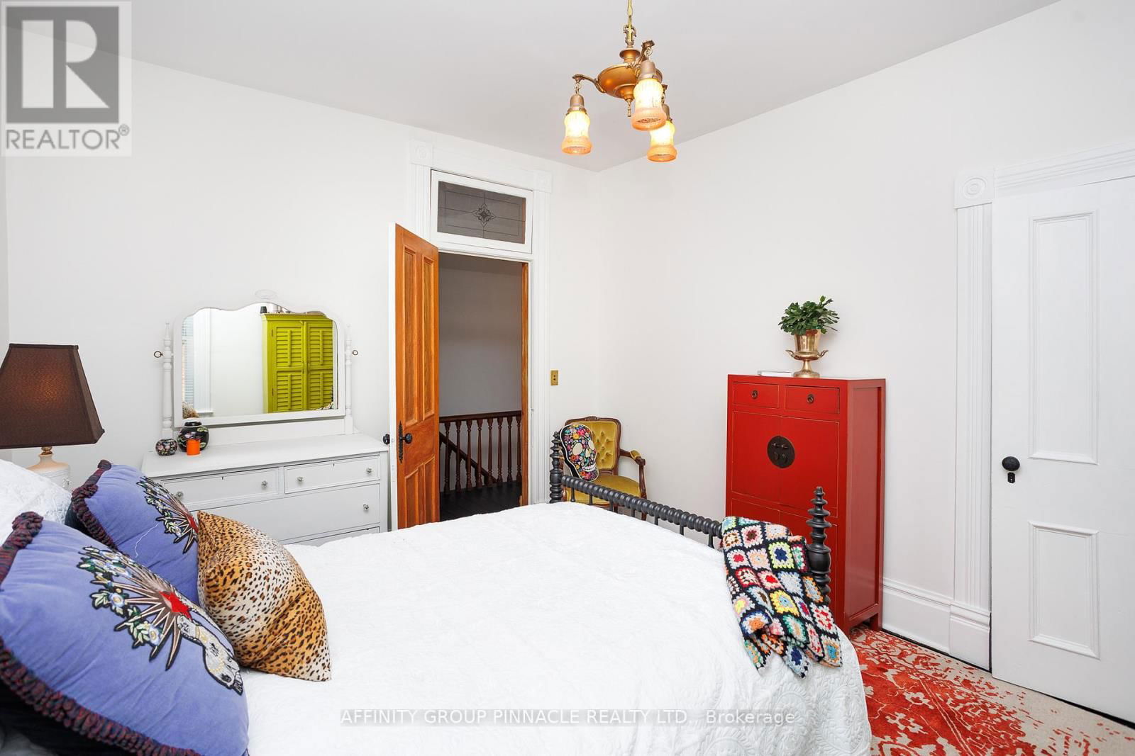42 OAK STREET Image 32