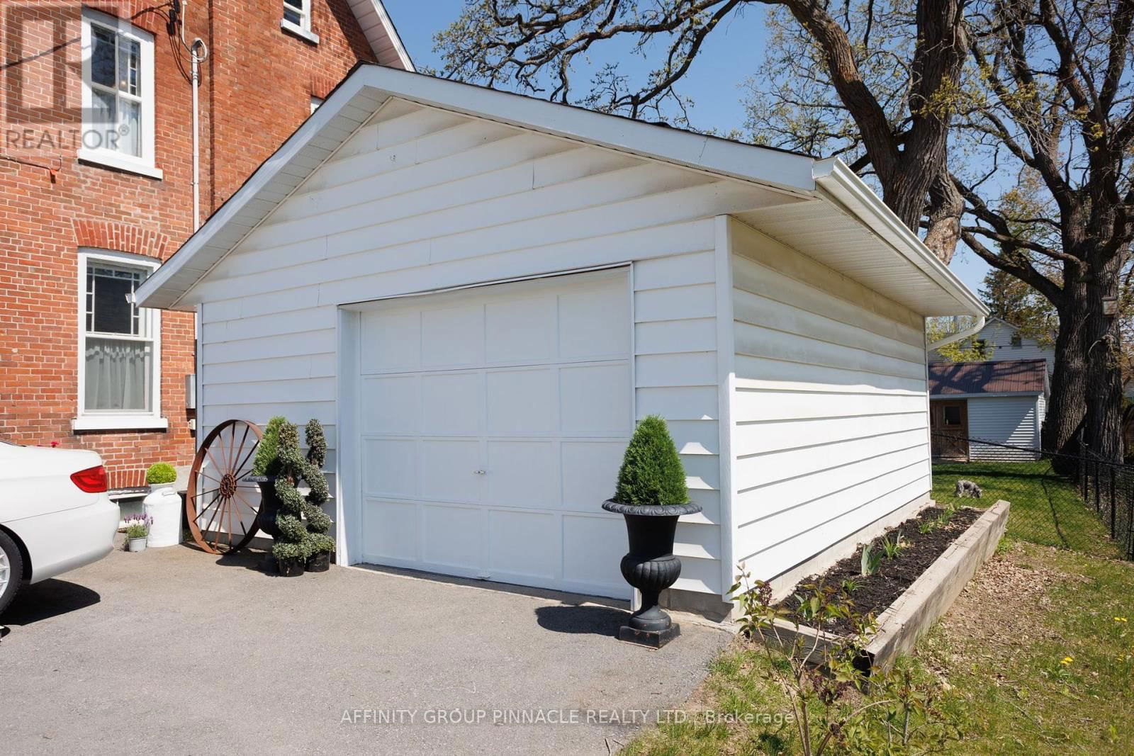 42 OAK STREET Image 6