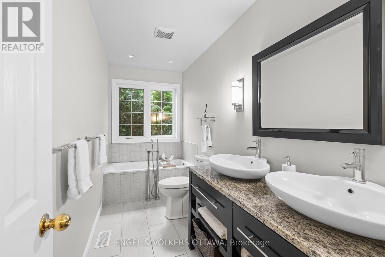 935 FIELDOWN STREET Image 23