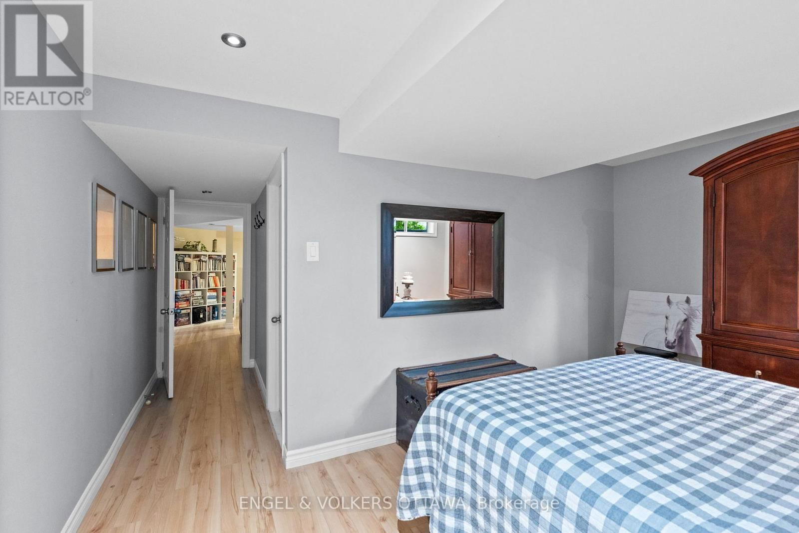 935 FIELDOWN STREET Image 30