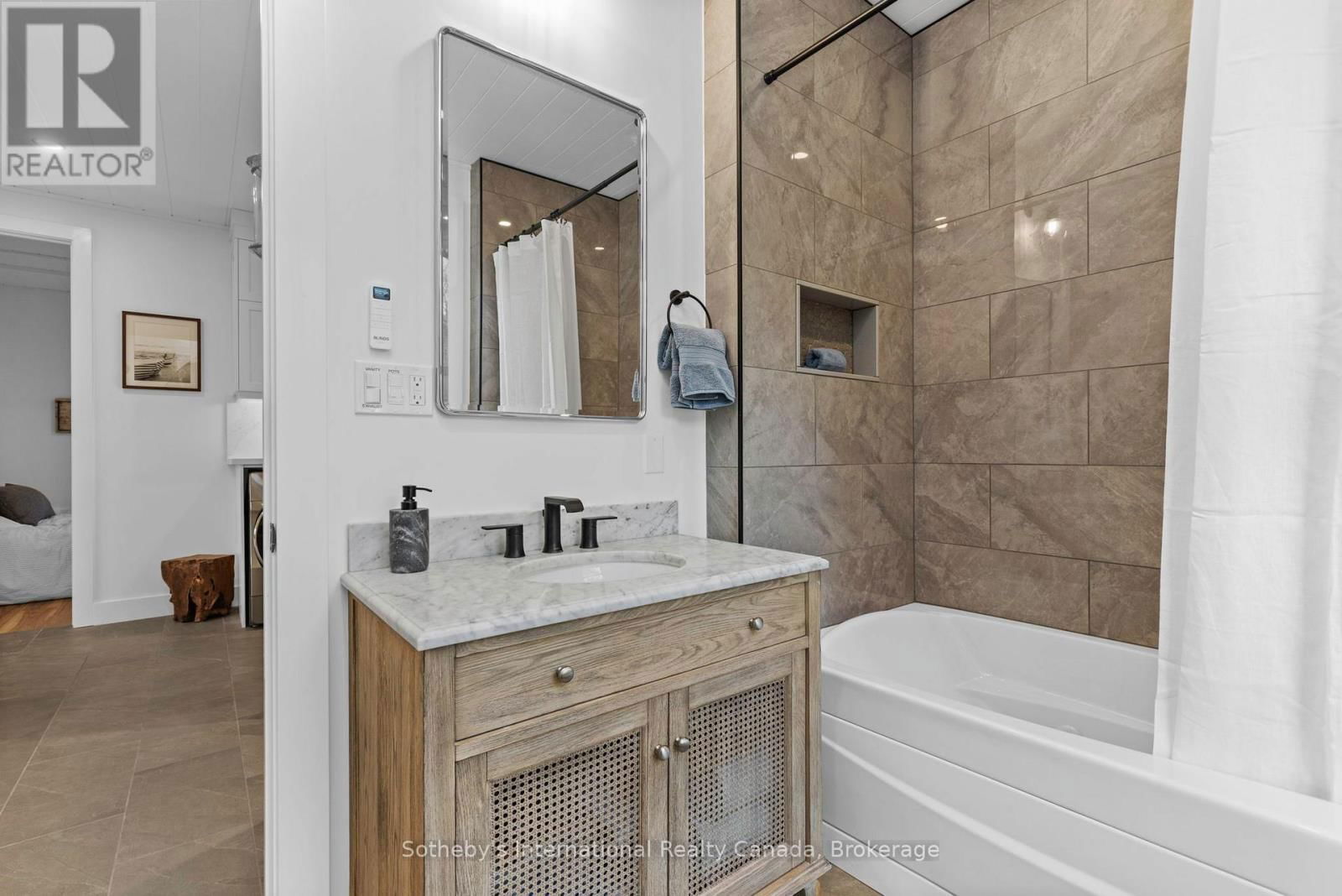 32 A11 ISLAND Image 21