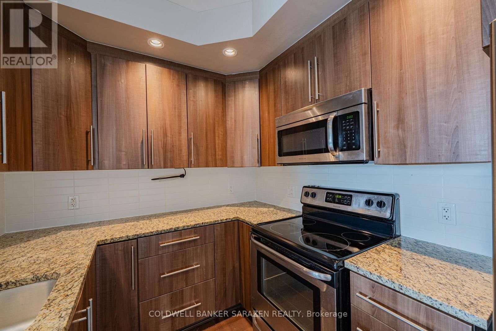 1015 - 238 BESSERER STREET Image 16