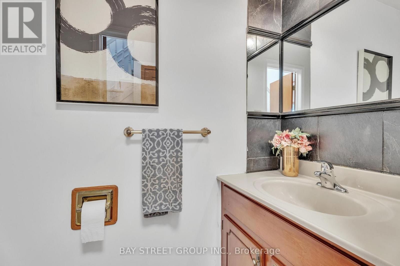 976 GRIFFITH STREET Image 13