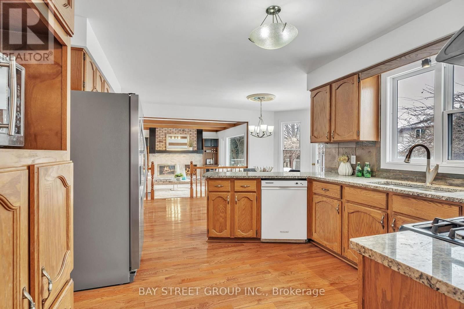 976 GRIFFITH STREET Image 16