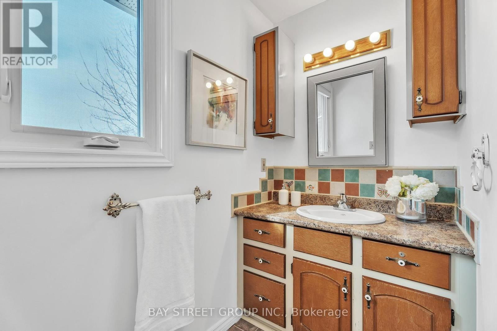 976 GRIFFITH STREET Image 32