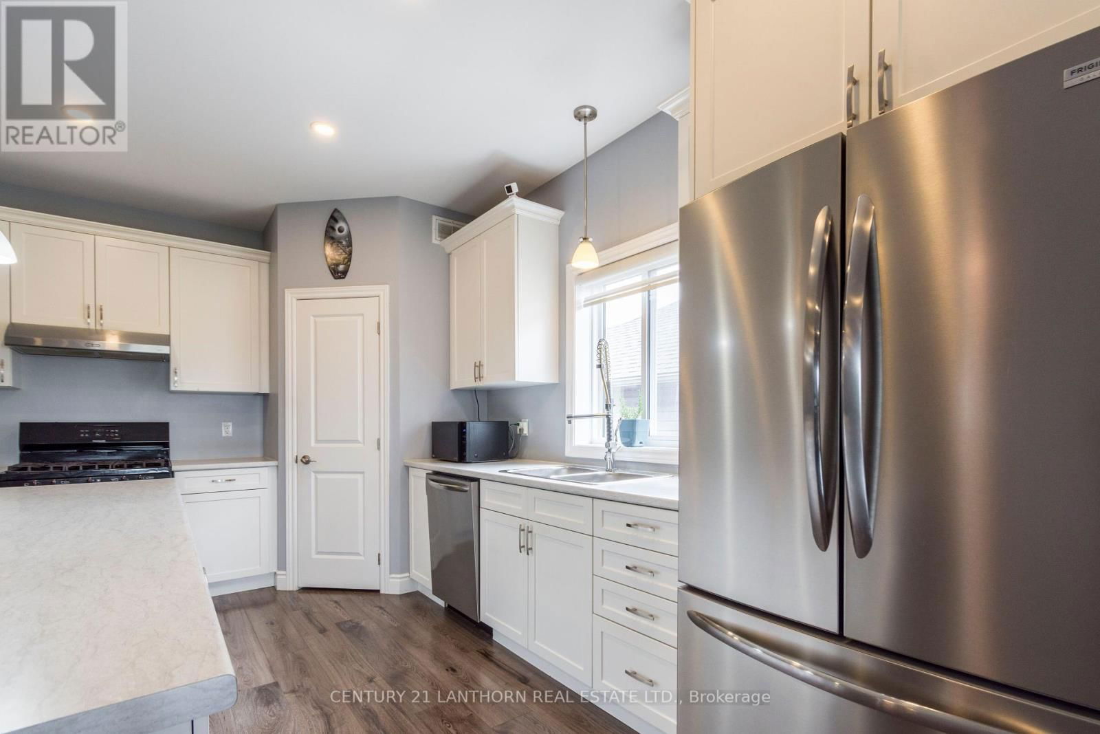 64 REDWOOD DRIVE Image 11