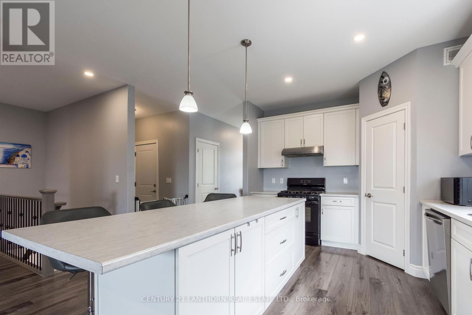 64 REDWOOD DRIVE Image 12