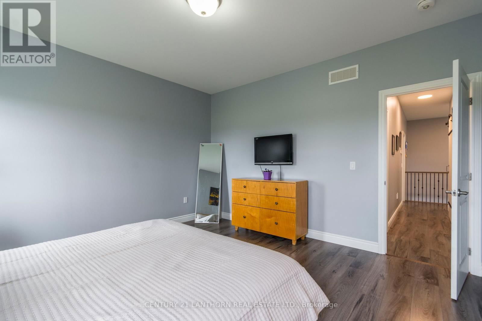 64 REDWOOD DRIVE Image 17