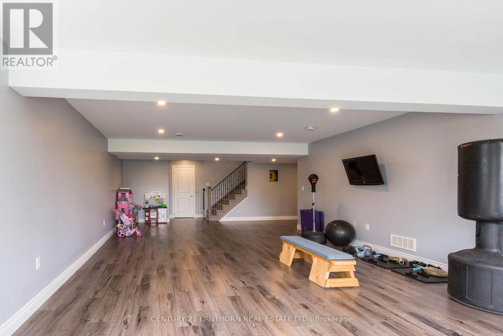 64 REDWOOD DRIVE Image 26