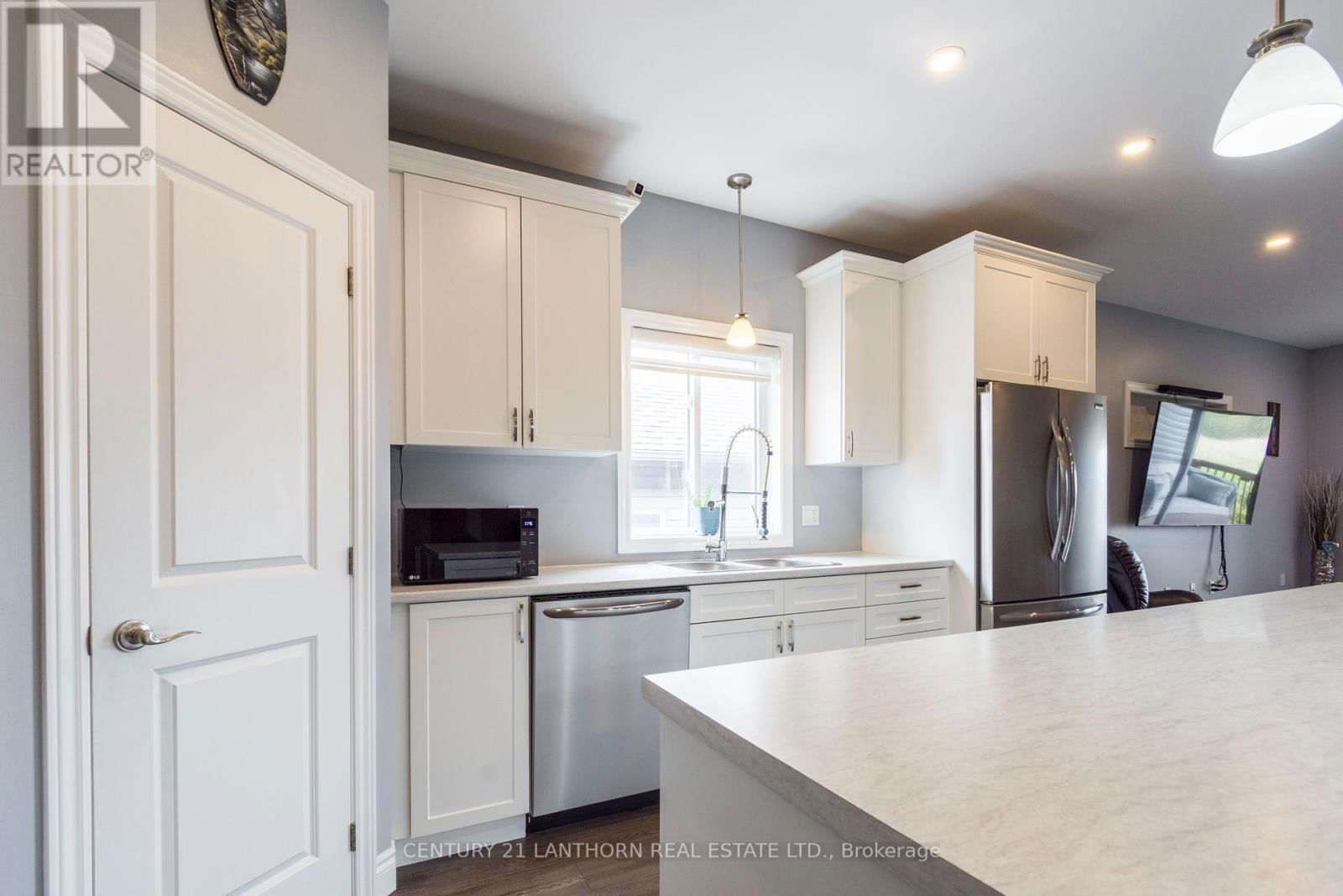 64 REDWOOD DRIVE Image 8