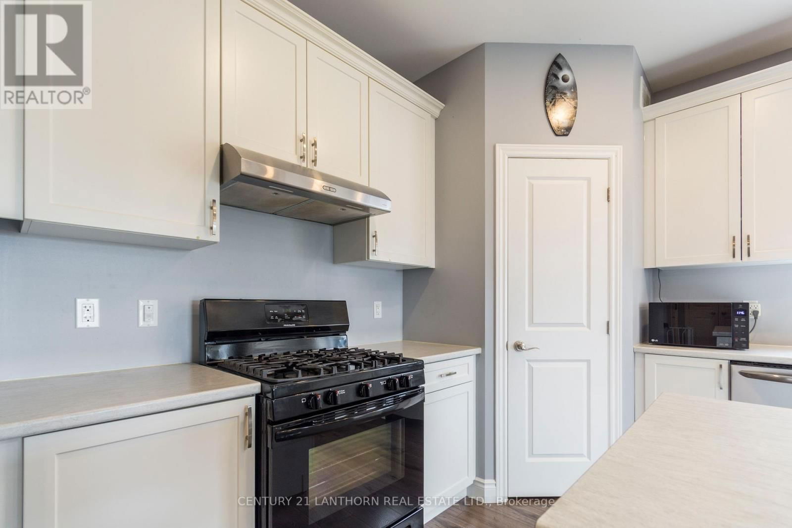 64 REDWOOD DRIVE Image 9