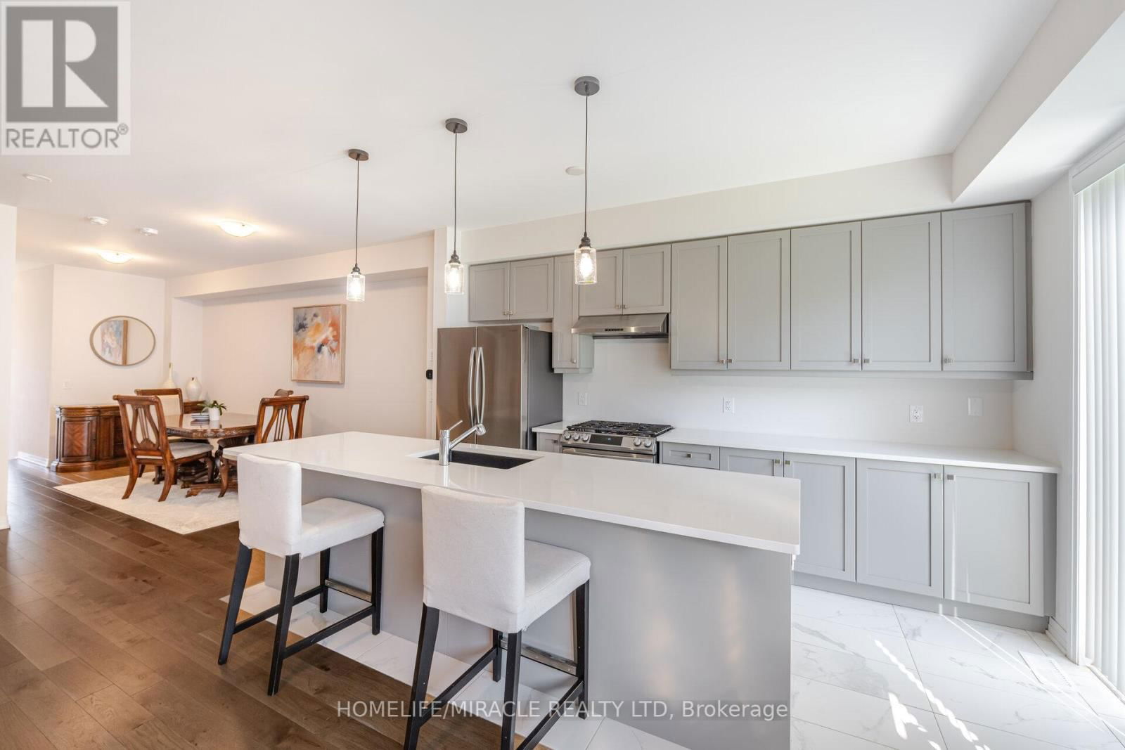 454 ADELAIDE STREET Image 11