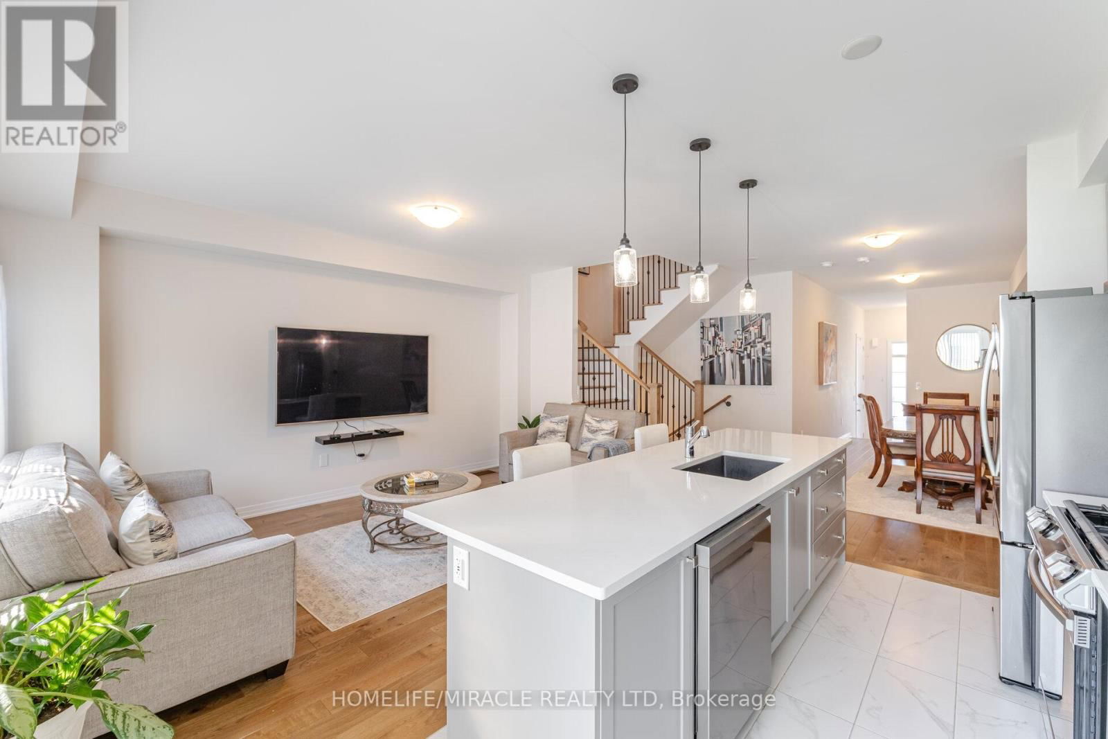 454 ADELAIDE STREET Image 12
