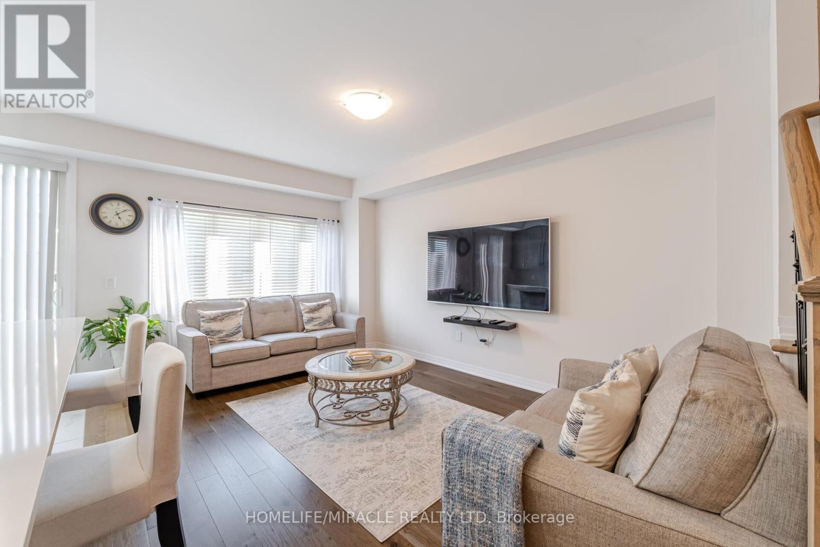 454 ADELAIDE STREET Image 14