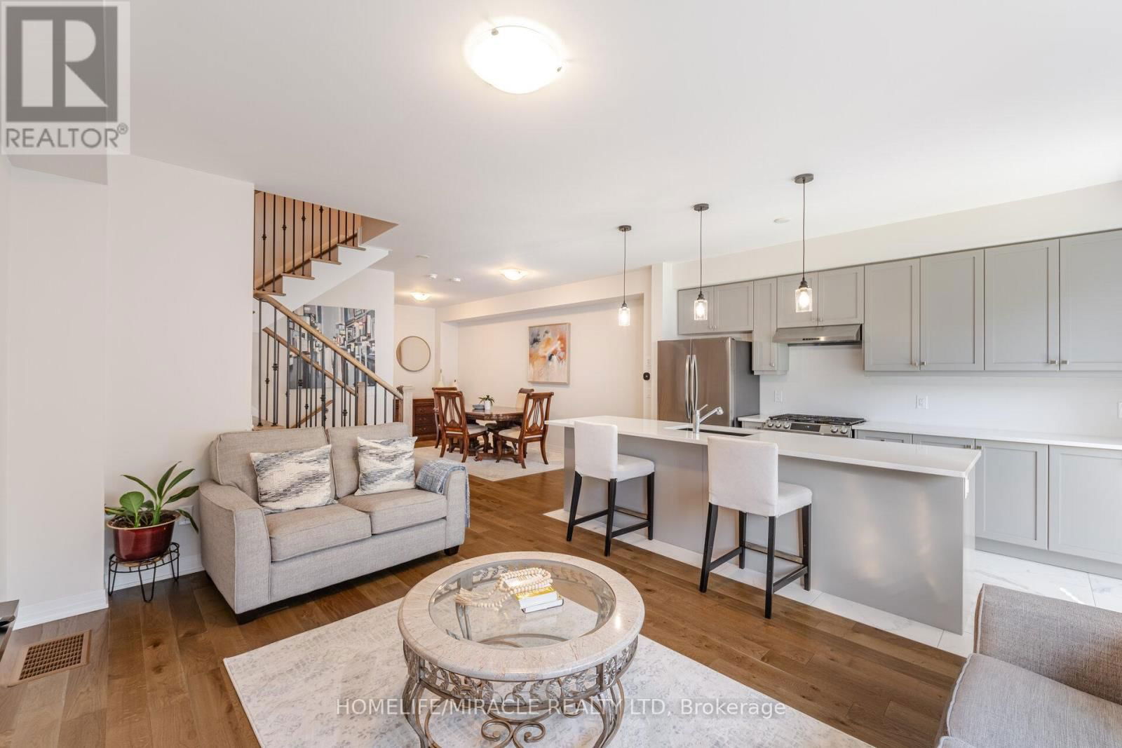 454 ADELAIDE STREET Image 15