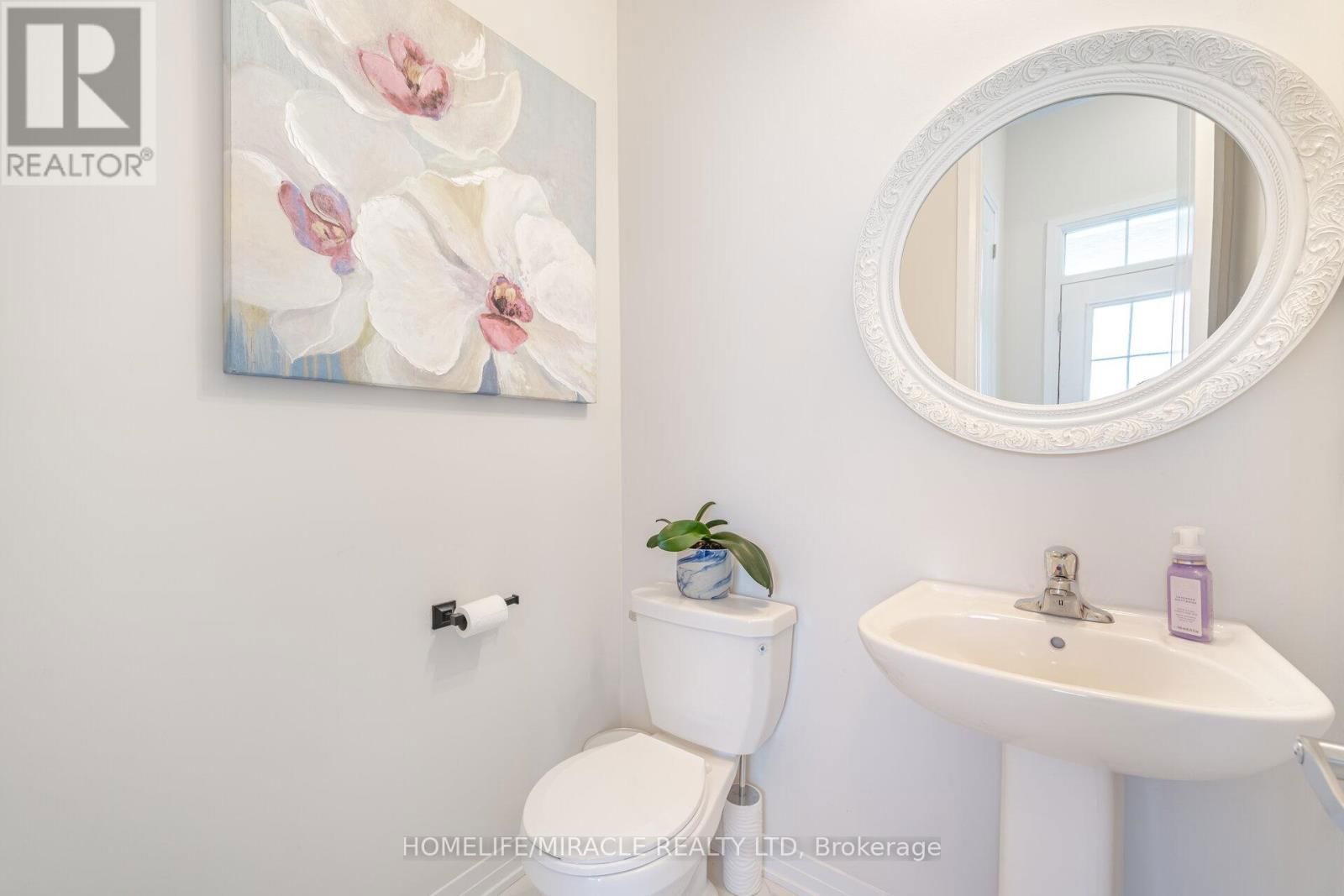 454 ADELAIDE STREET Image 16
