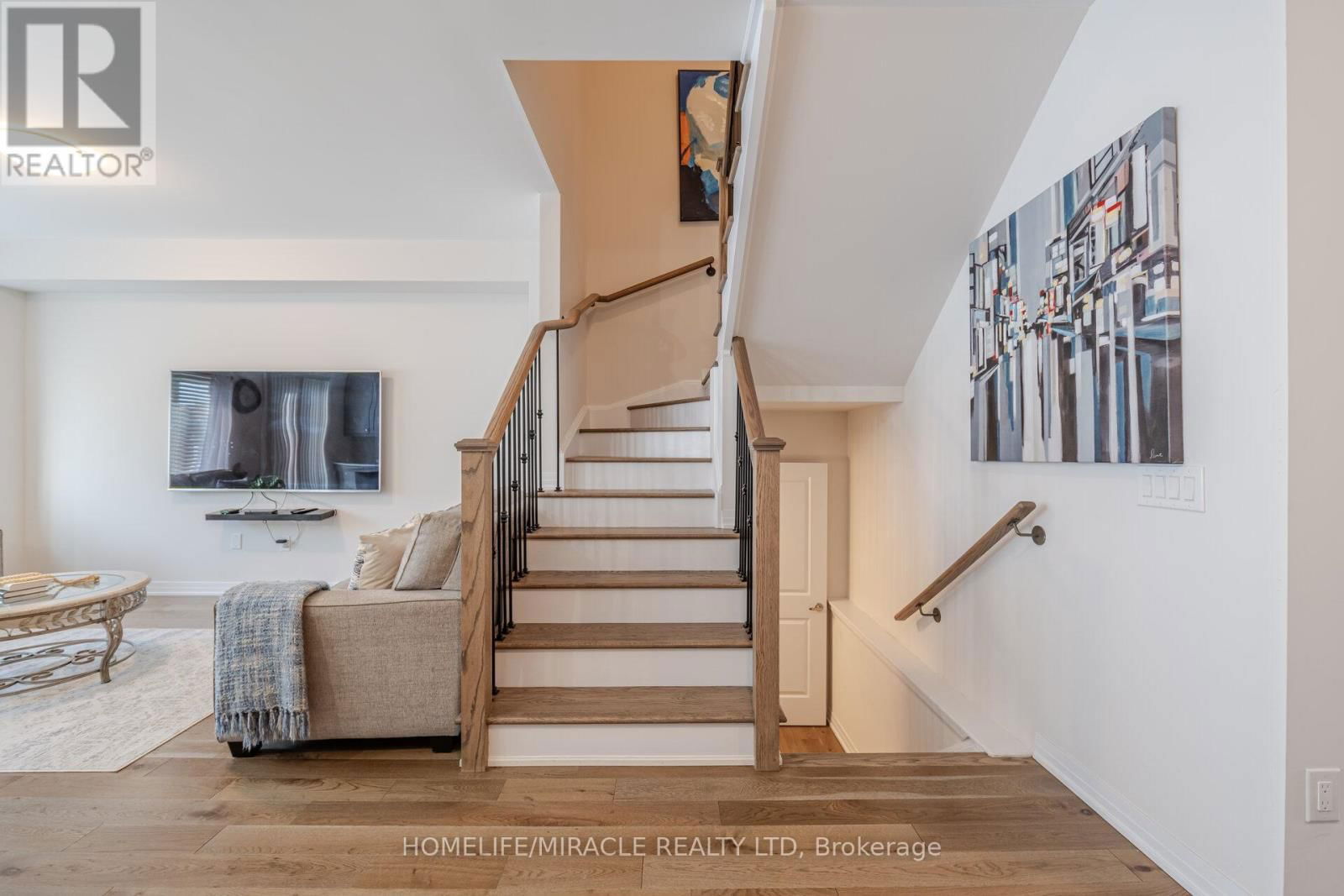 454 ADELAIDE STREET Image 17