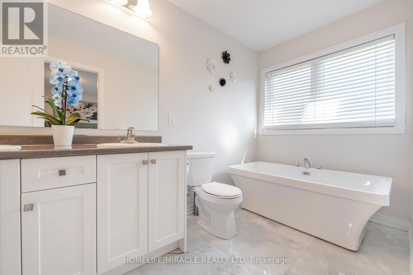 454 ADELAIDE STREET Image 22
