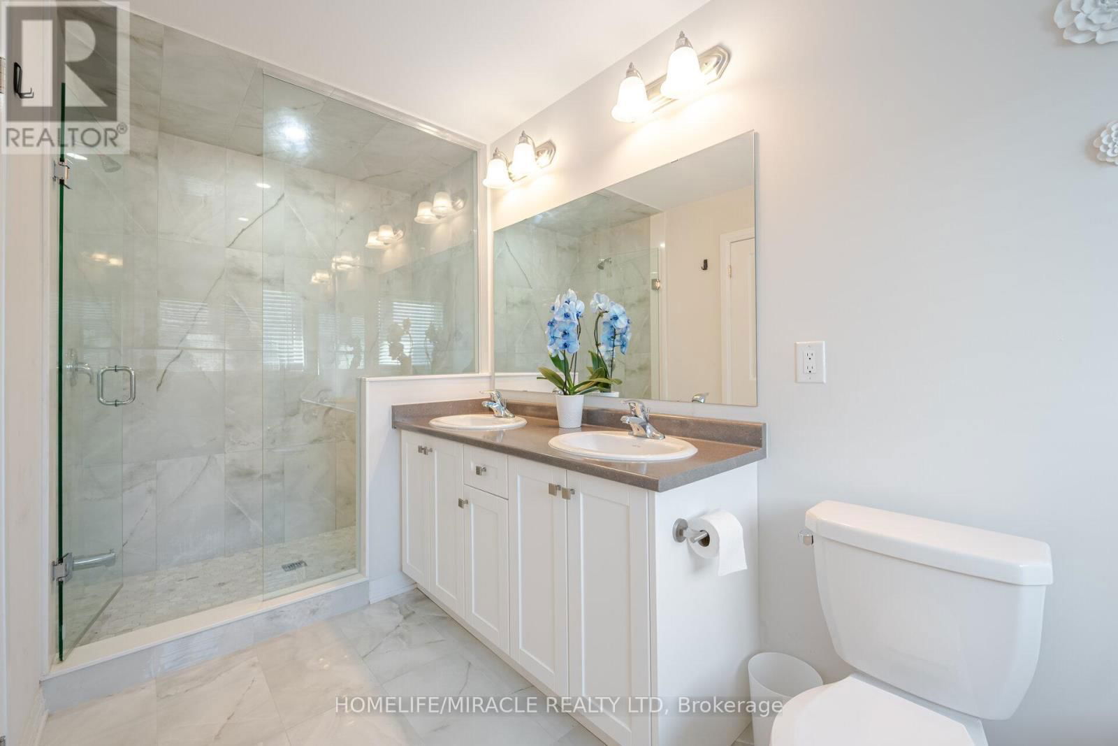 454 ADELAIDE STREET Image 23