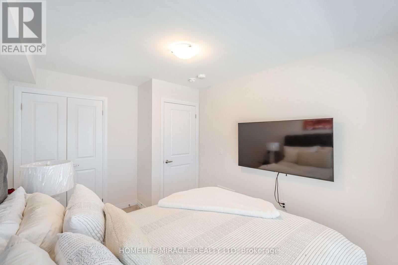 454 ADELAIDE STREET Image 28