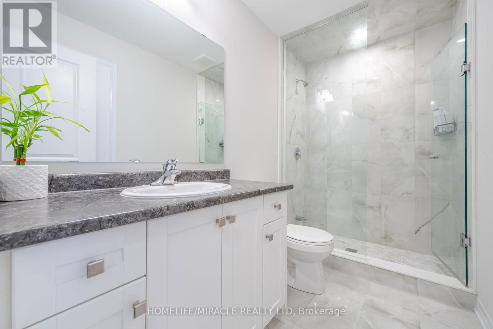 454 ADELAIDE STREET Image 29