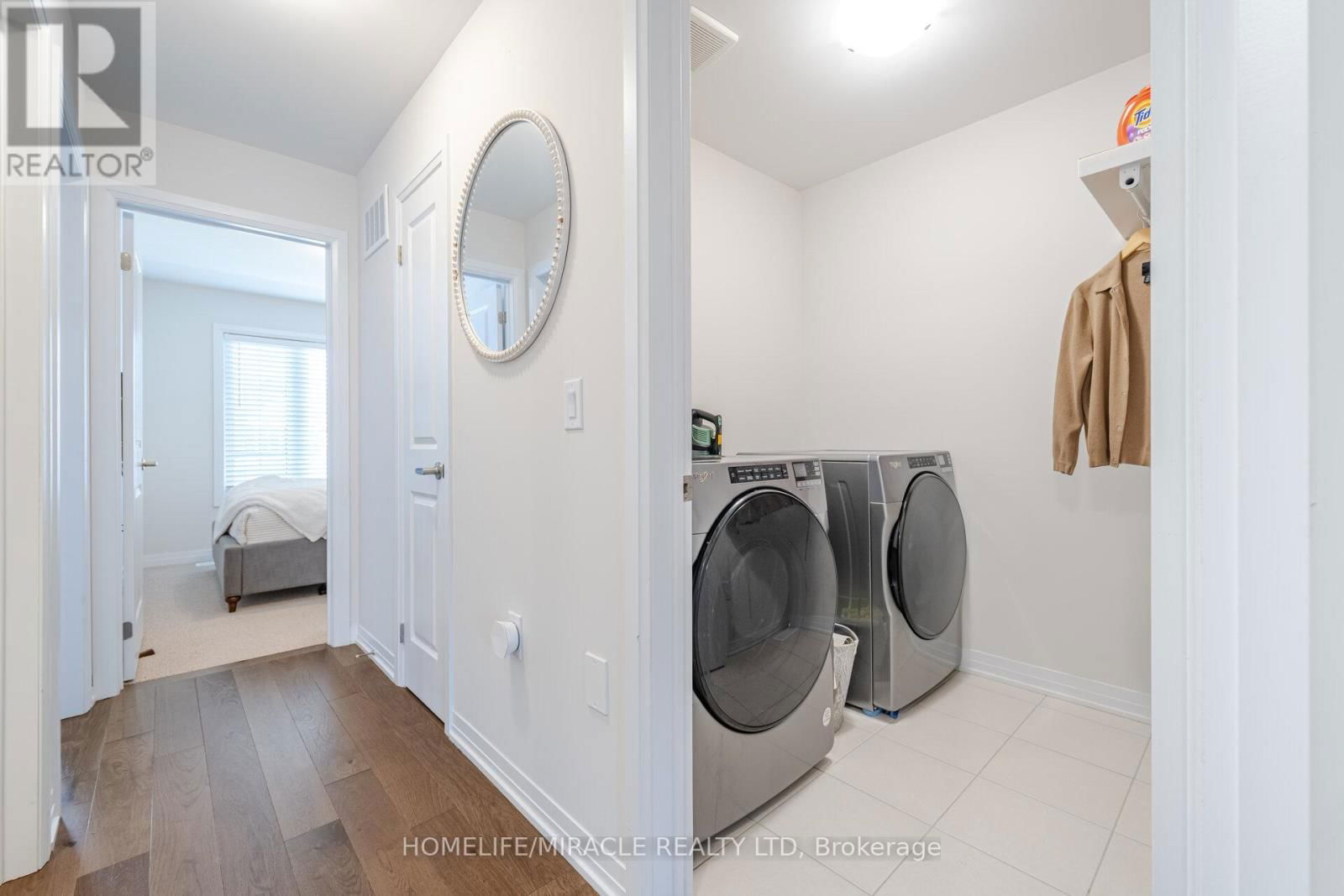 454 ADELAIDE STREET Image 30