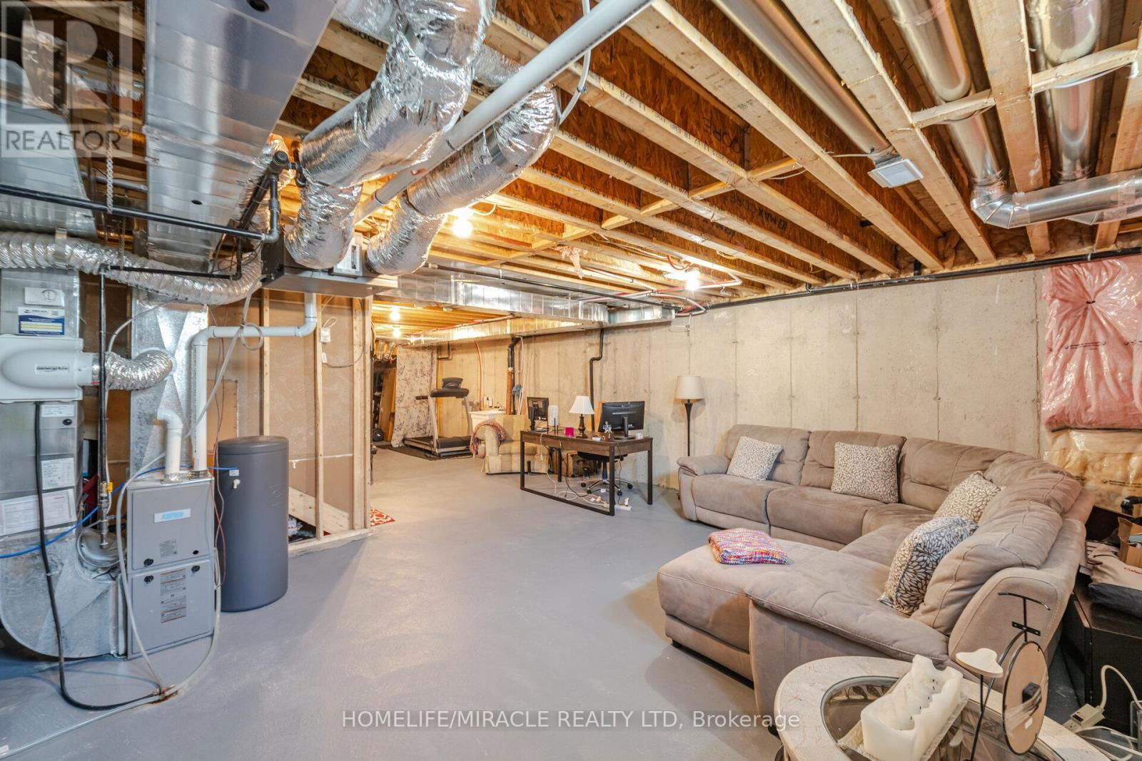 454 ADELAIDE STREET Image 33