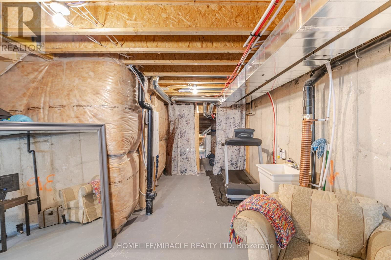 454 ADELAIDE STREET Image 34