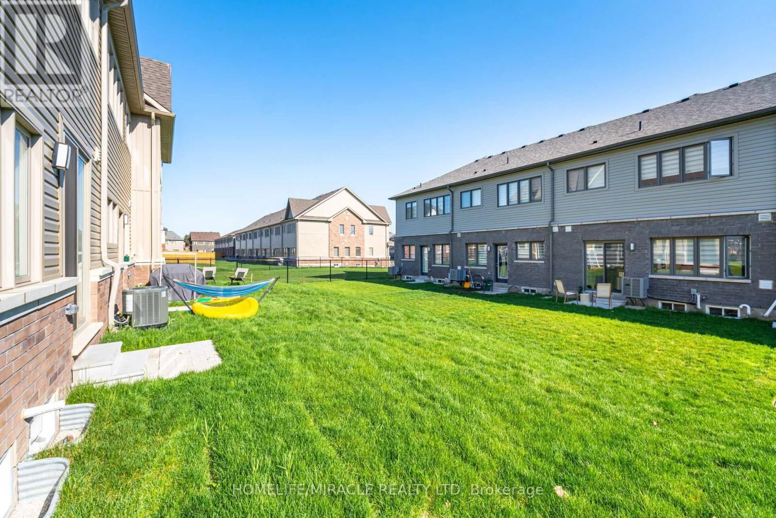 454 ADELAIDE STREET Image 35