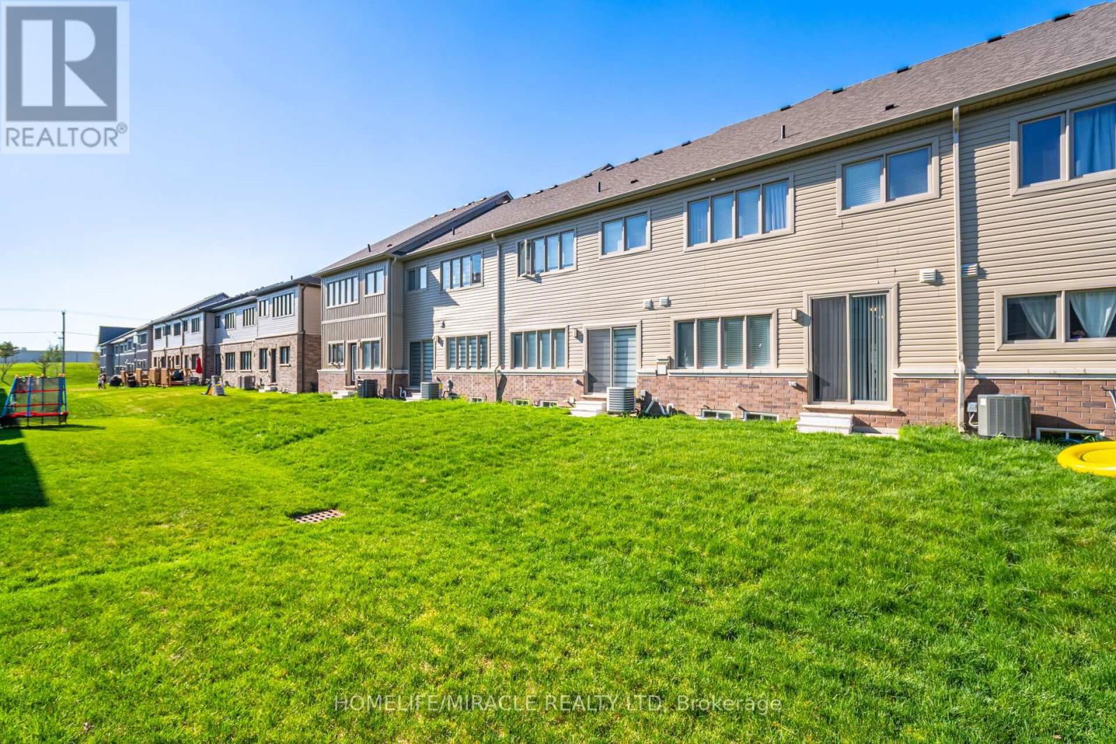 454 ADELAIDE STREET Image 37
