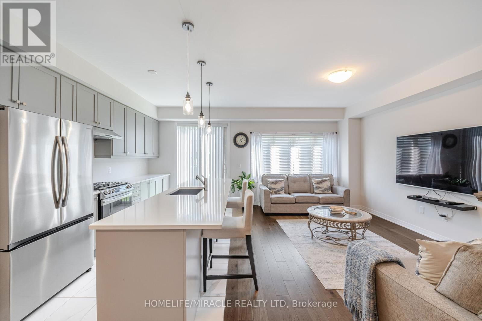 454 ADELAIDE STREET Image 8