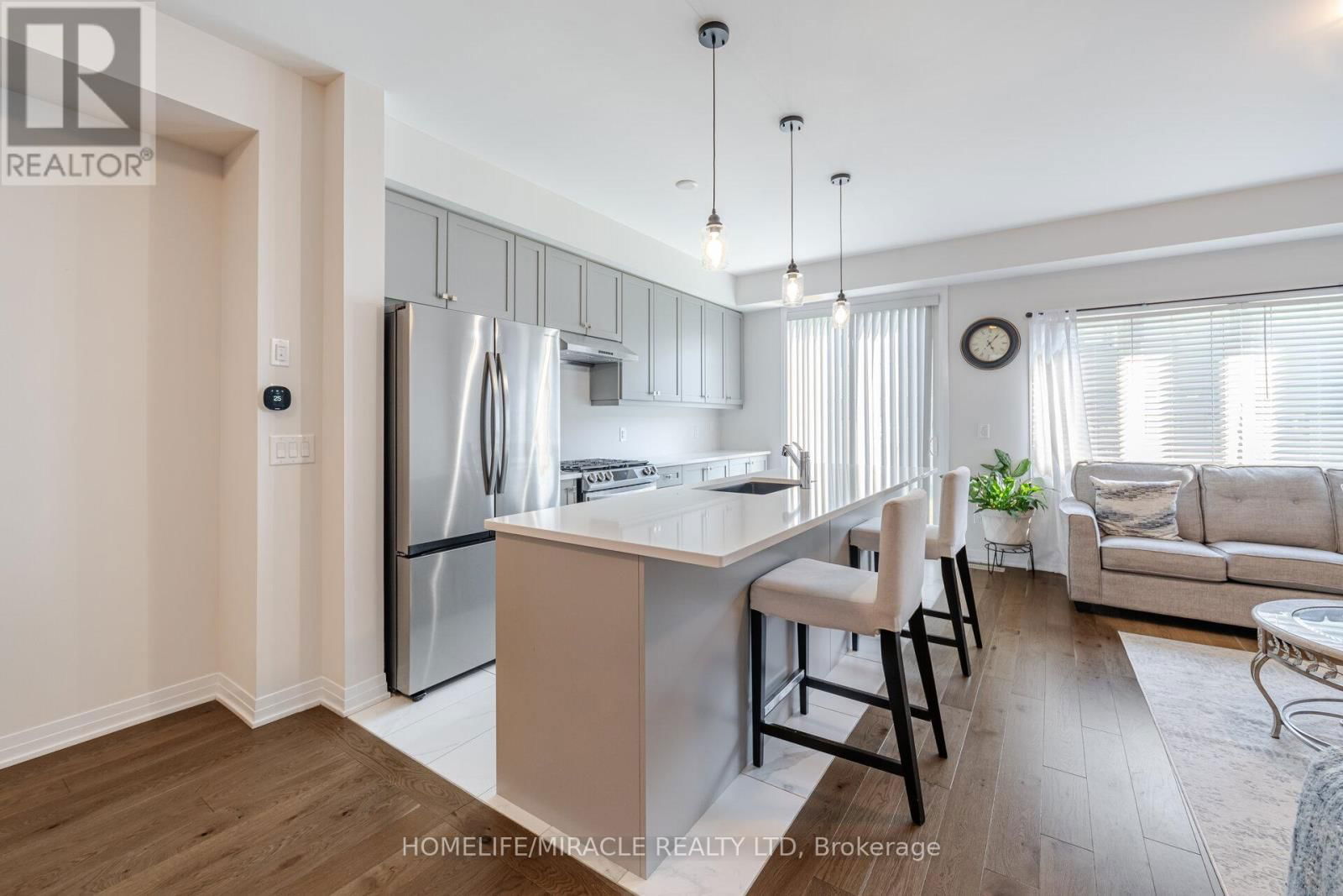 454 ADELAIDE STREET Image 9