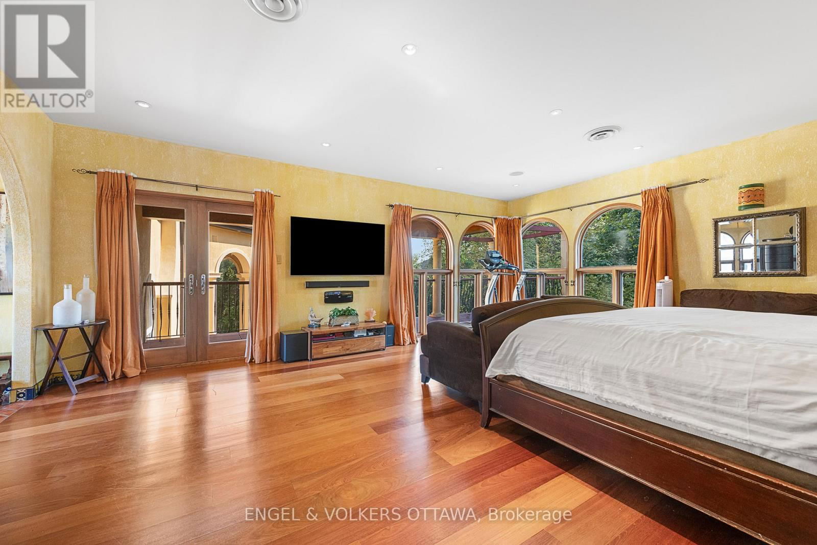 6 CYPRESS GARDENS Image 19
