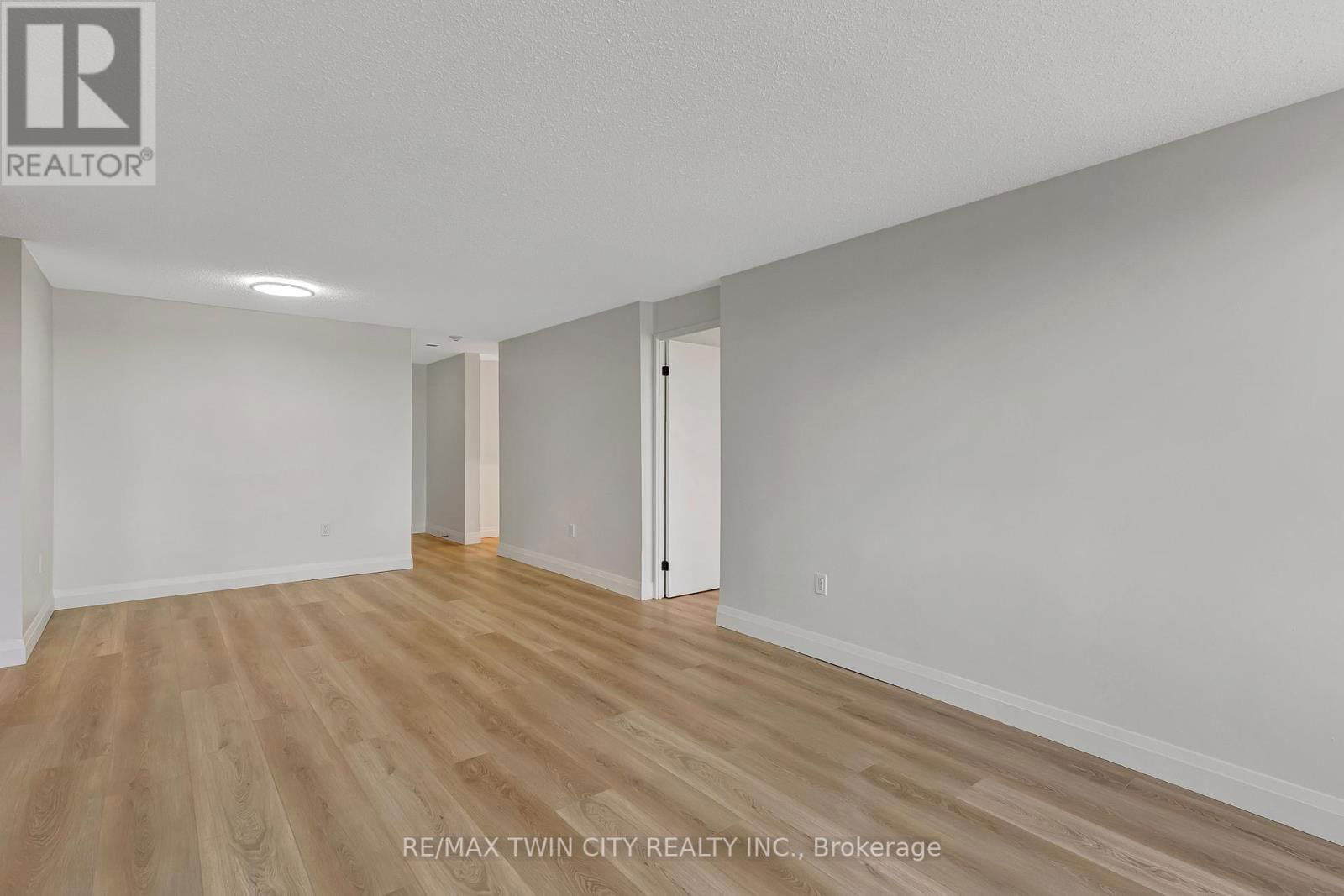 909 - 35 GREEN VALLEY DRIVE Image 15