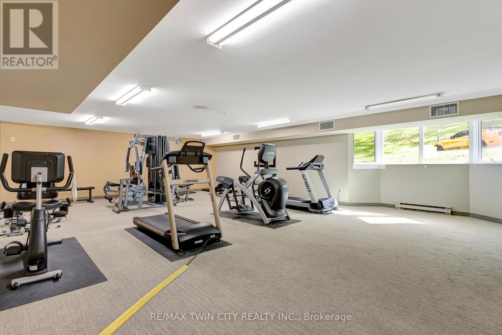 909 - 35 GREEN VALLEY DRIVE Image 22