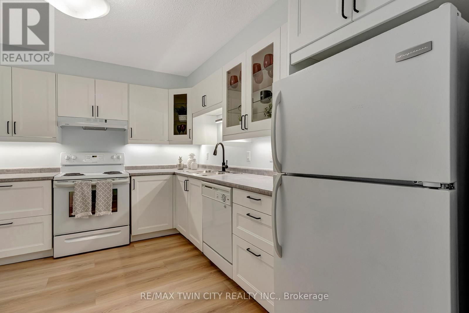 909 - 35 GREEN VALLEY DRIVE Image 4