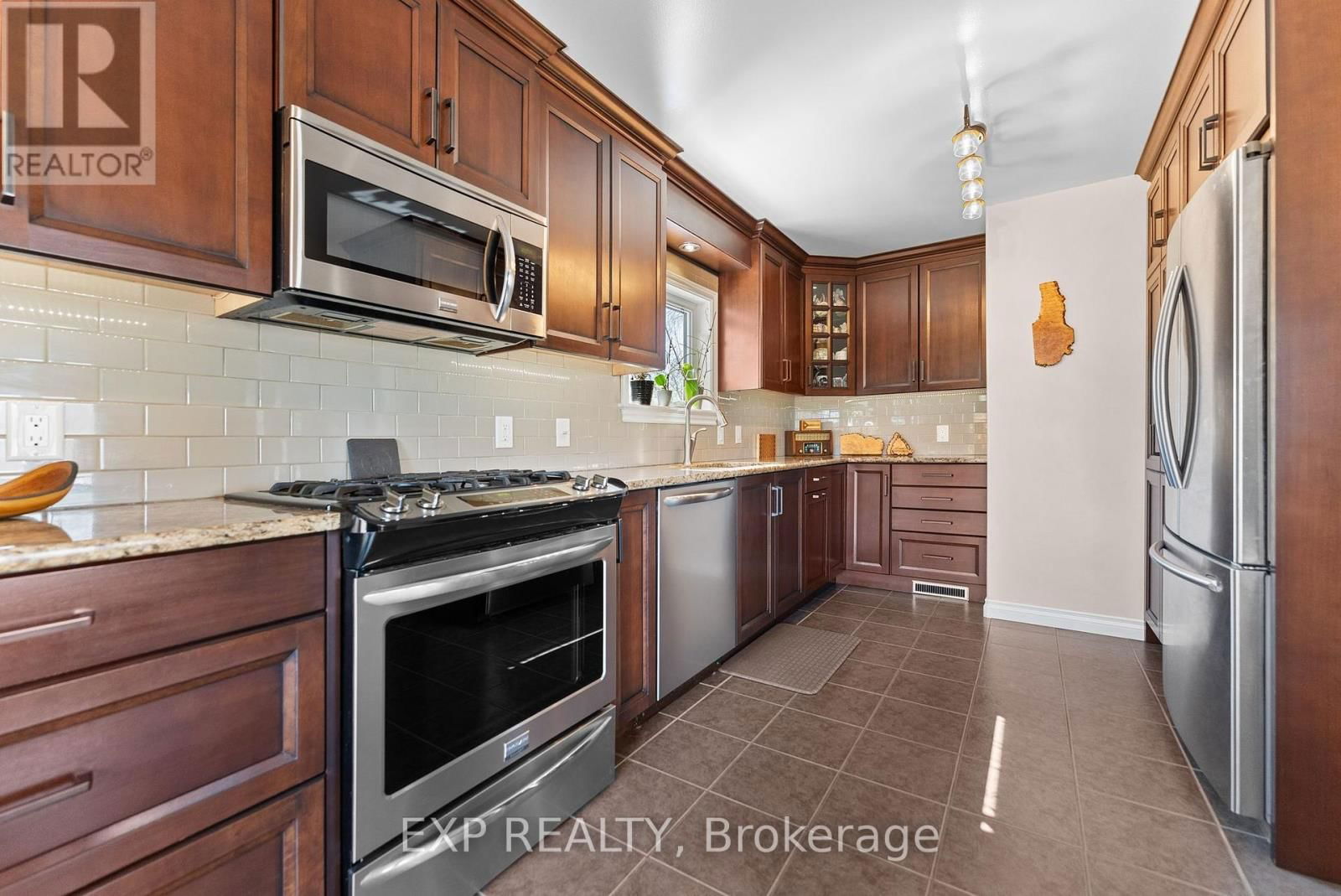 320 FRANCIS STREET Image 20