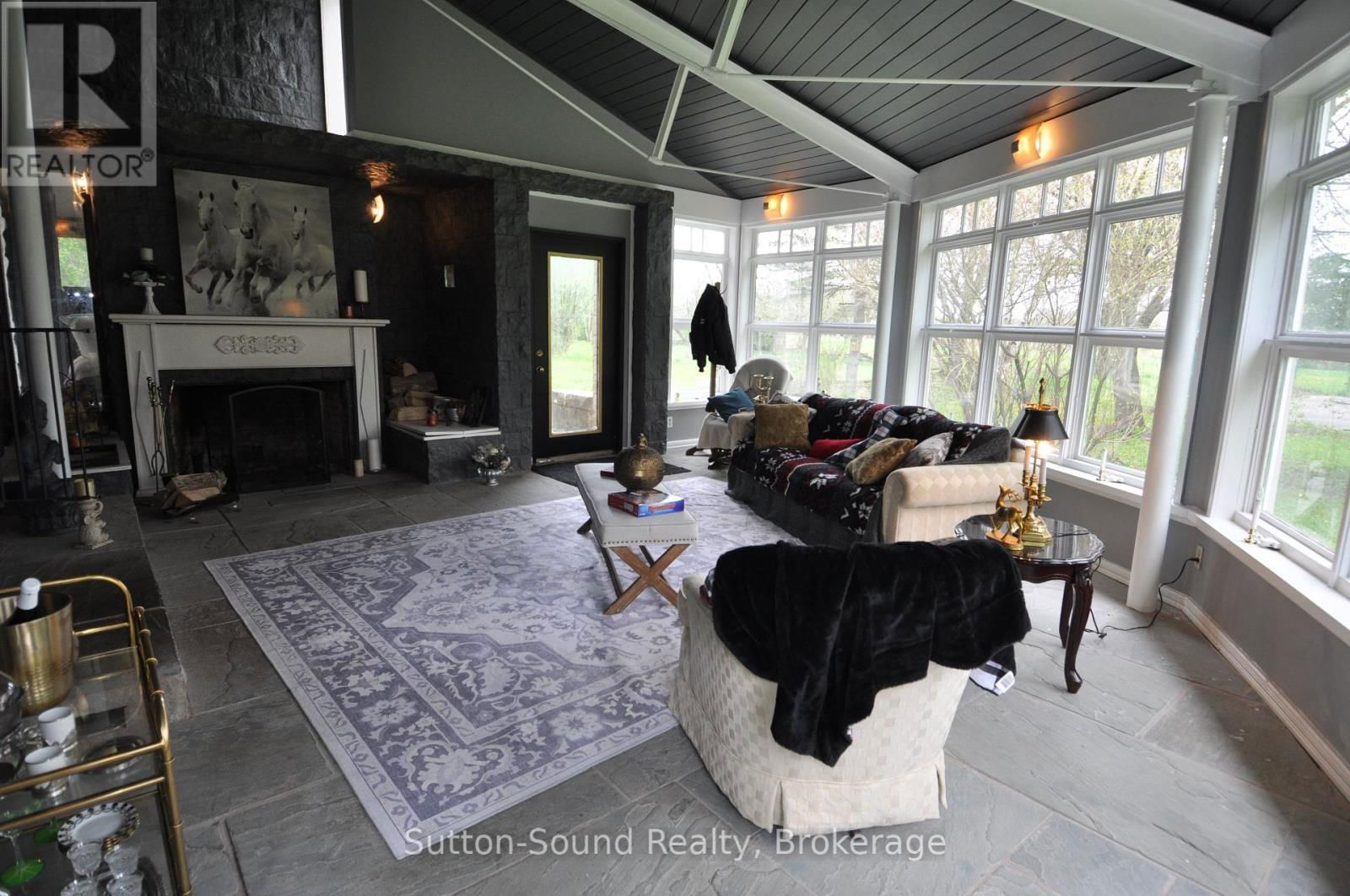 382105 17 CORNERS Image 12