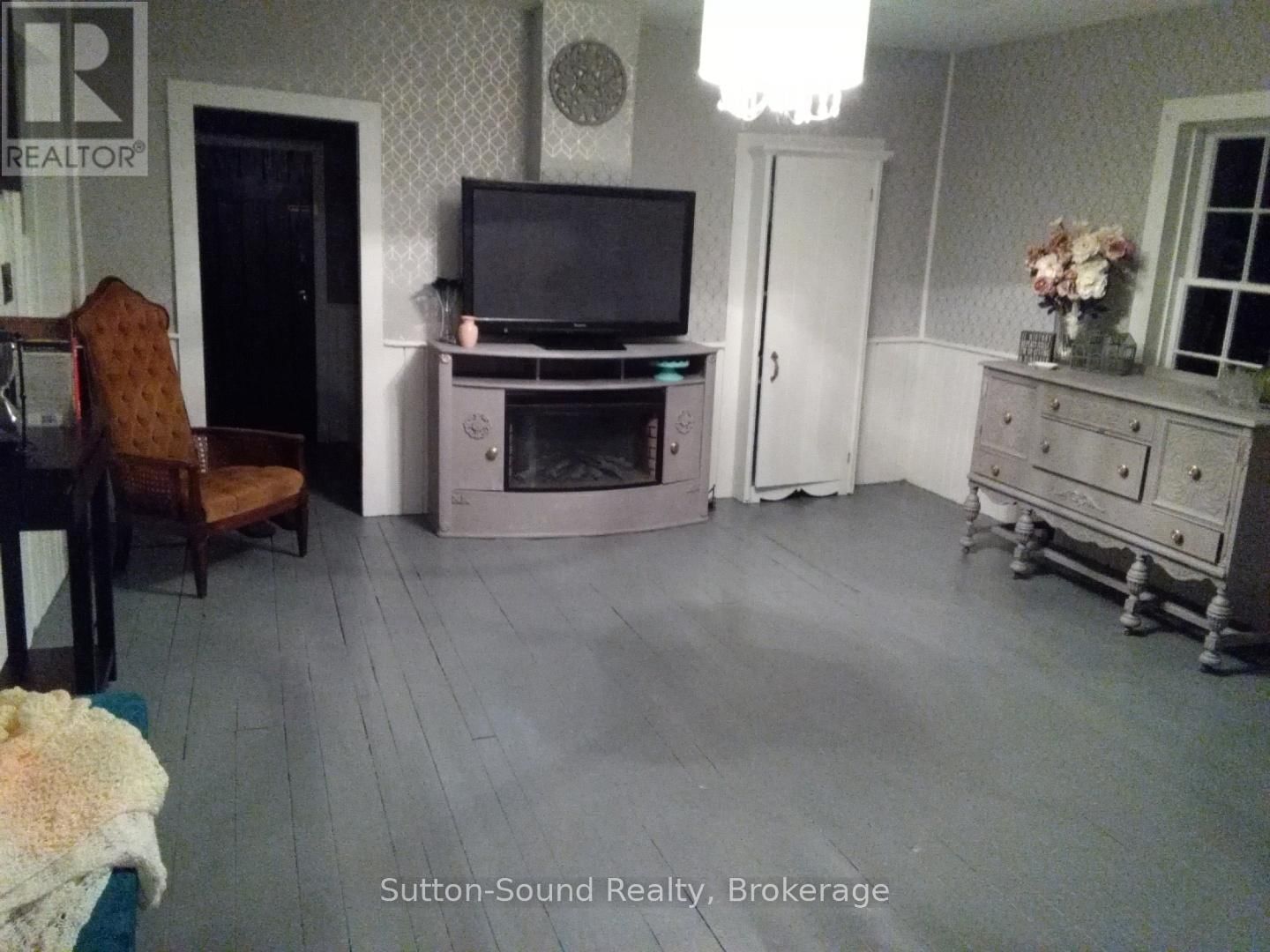 382105 17 CORNERS Image 41