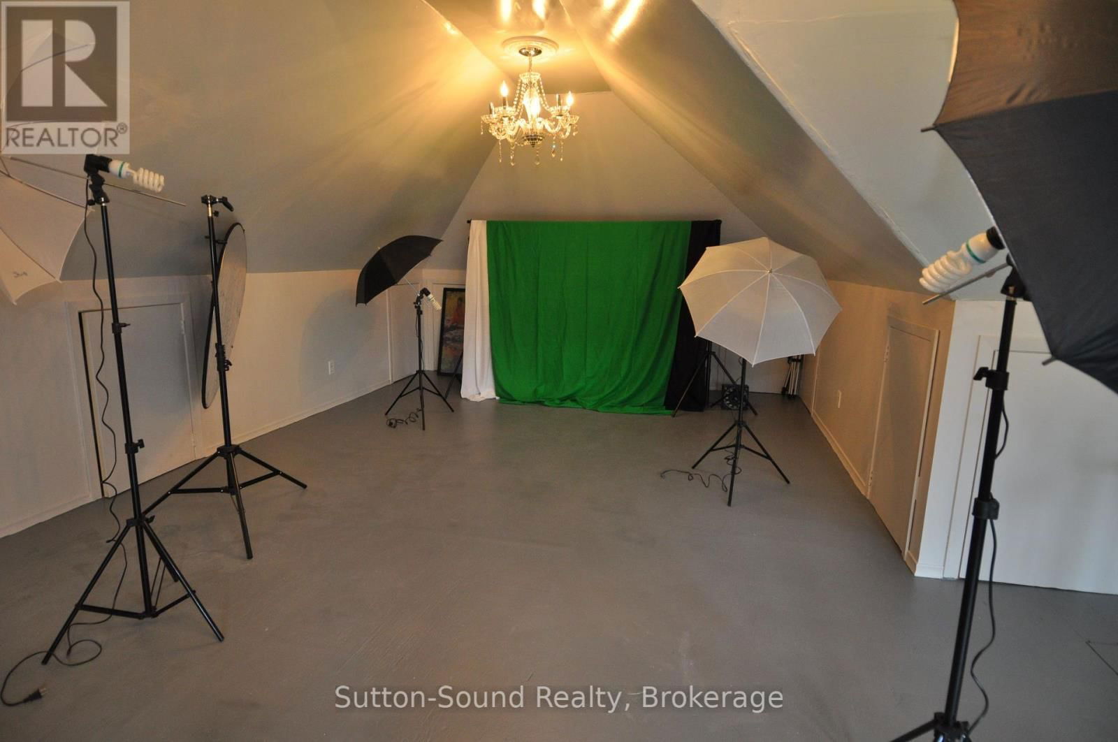 382105 17 CORNERS Image 43