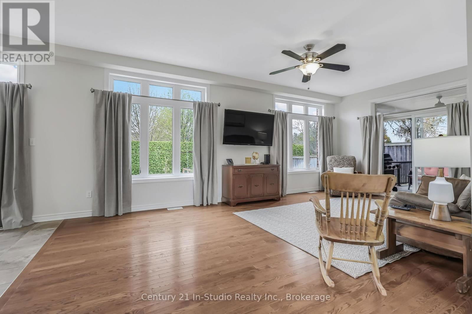 857 SUMPTON STREET Image 17