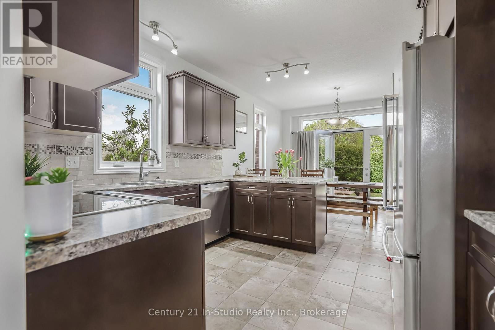 857 SUMPTON STREET Image 24