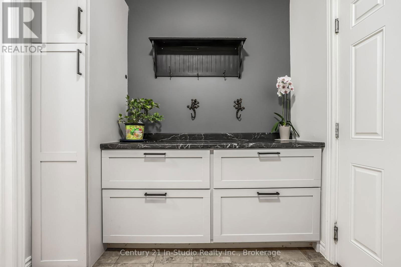 857 SUMPTON STREET Image 27