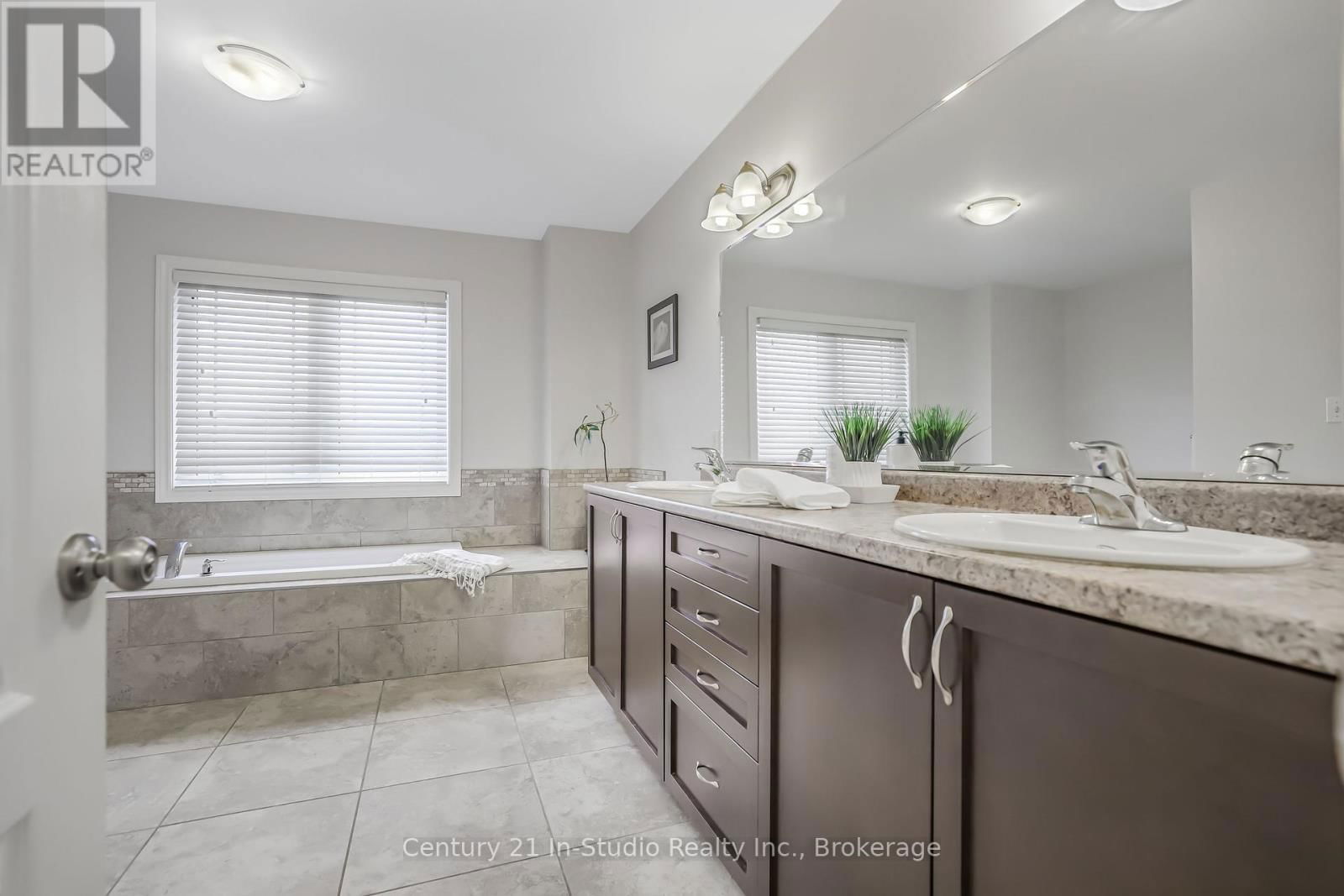 857 SUMPTON STREET Image 33