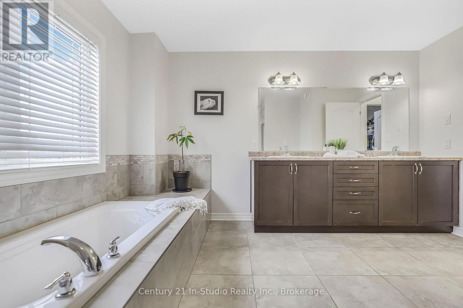 857 SUMPTON STREET Image 35