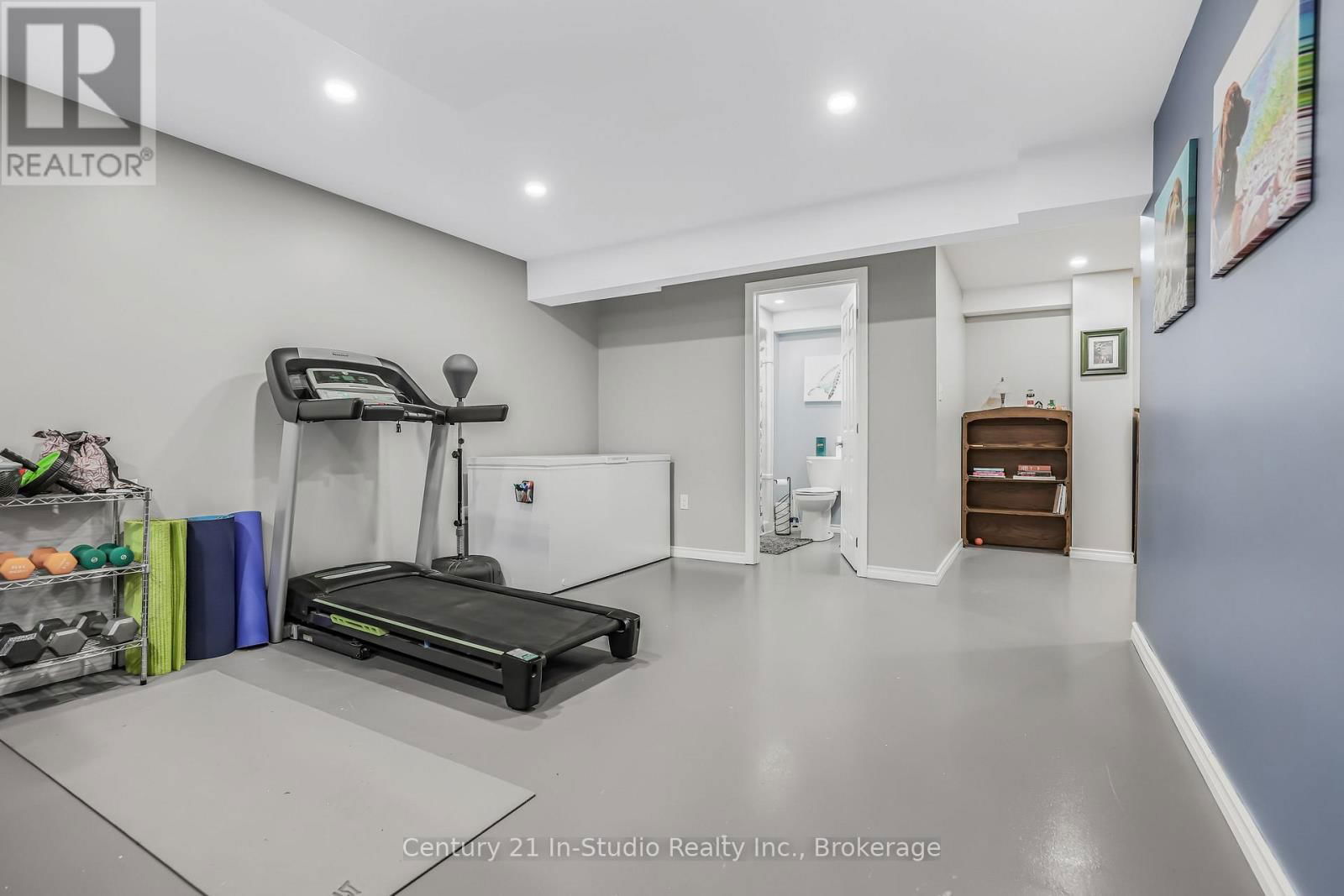 857 SUMPTON STREET Image 40